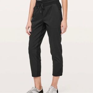 Lululemon cropped studio joggers. Size 2, 23inch inseam.